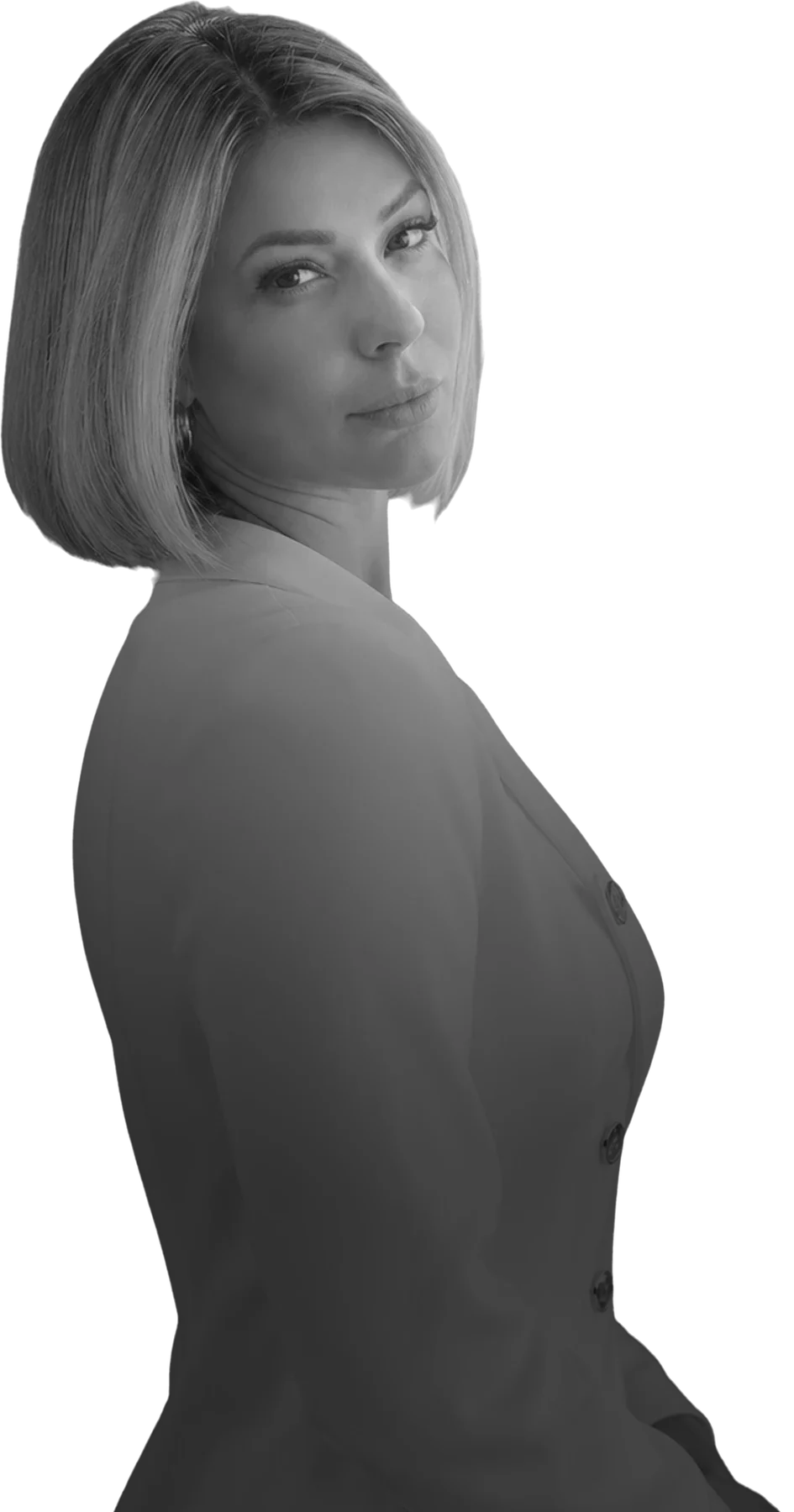 Dra. Marina Raposo de blazer branco, de perfil, olhando para a câmera